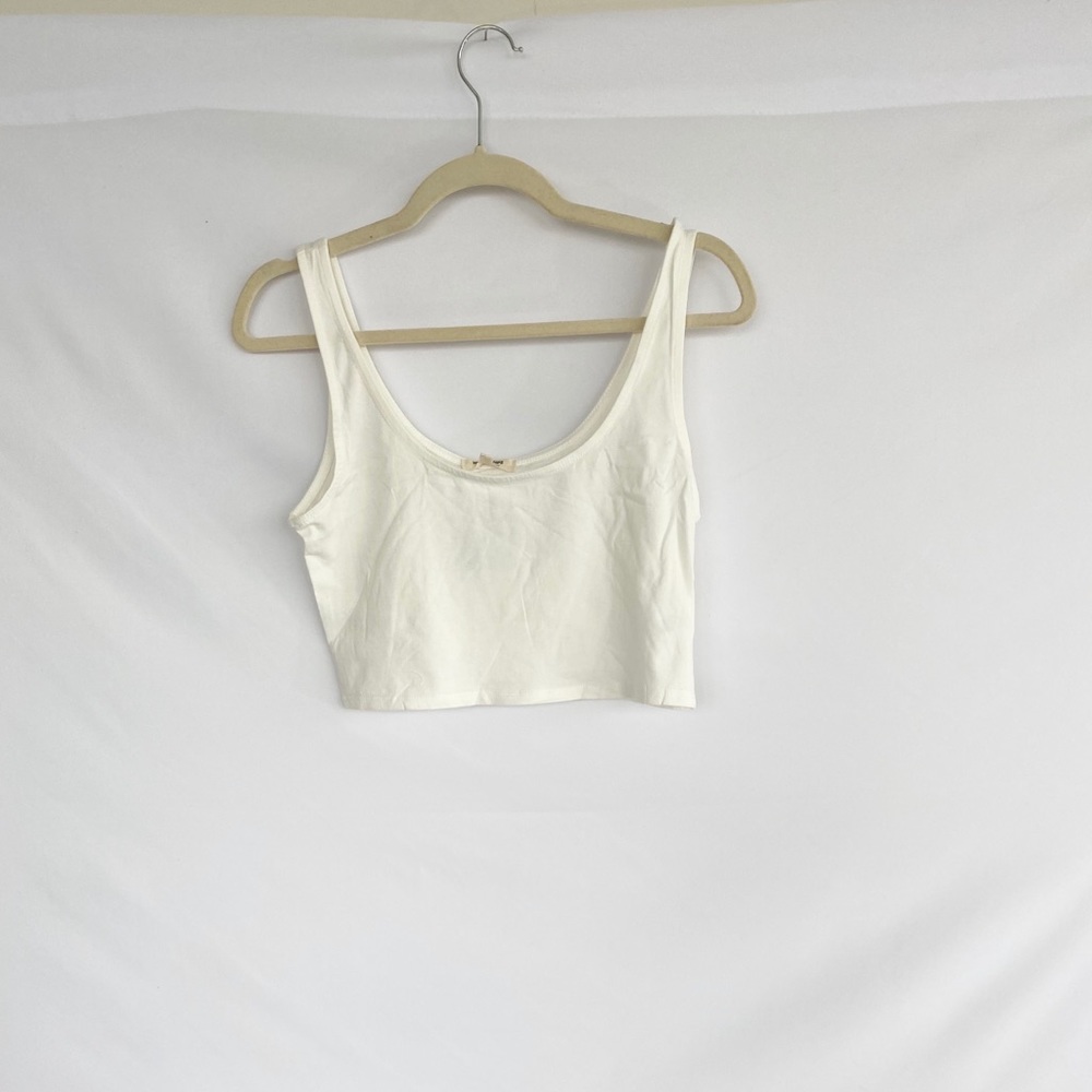 🦋3/$30 White Crop Tank Top - Picture 2 of 3